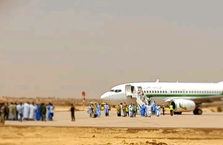 صورة كيفه :  طائرة تحمل وزراء و ونوابا تحط في مطار المدينة